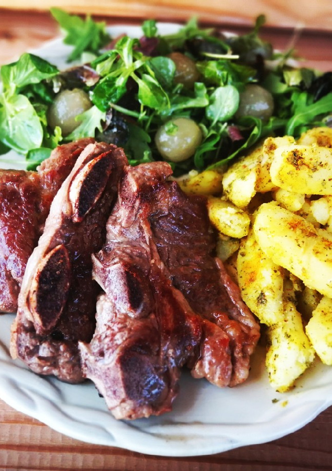 Una foto de Churrasco de ternera con patatas al curry y cúrcuma