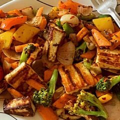 A picture of Grilled paneer with broccoli.
