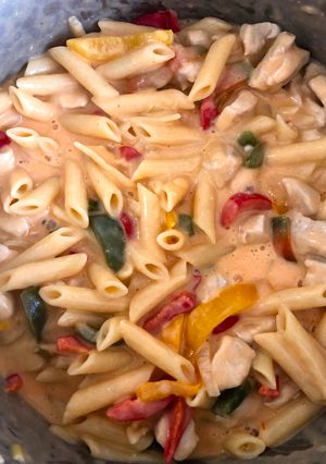 Tejszínes sajtos zöldséges csirkemell tészta recept fotója