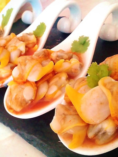 Una foto de Aperitivo: cucharitas de berberechos en salsa