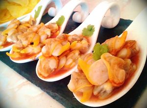 Una foto de Aperitivo: cucharitas de berberechos en salsa