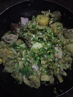 A picture of Undhiyu.