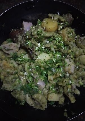 A picture of Undhiyu.