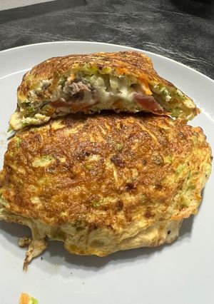 Una foto de Omelette de verduras y carne
