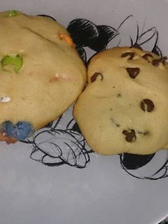 Una foto de Galletas con pepitas de chocolate y lacasitos