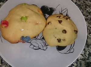 Foto principal de Galletas con pepitas de chocolate y lacasitos