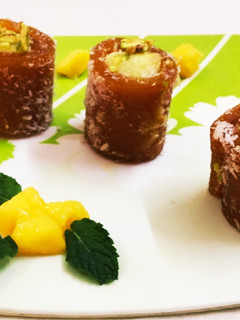 आम पापड़ और खोया रोल (aam papad aur khoya roll recipe in Hindi) रेसिपी मुख्य फोटो