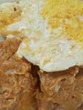 Papas cubiertas en salsa de maní