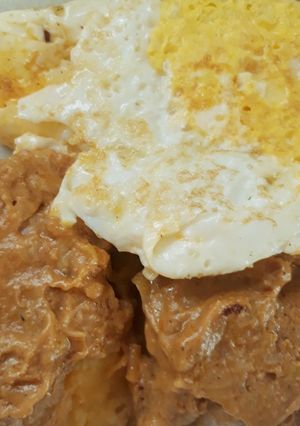 Una foto de Papas cubiertas en salsa de maní