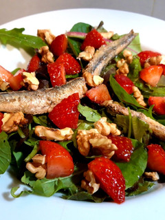 Una foto de Ensalada con anchoas y fresas 🥬🐟🍓