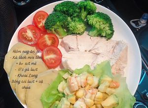 Hình của món #Eatclean Xà lách mix tôm sốt bơ + ức gà luột + khoai lang luột + rau cải.