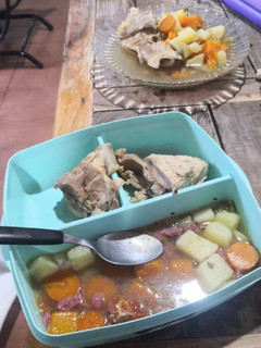 Una foto de Sopa de pollo casero con verduras para mi hijo (efecto antigripal)