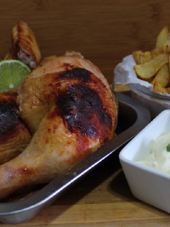 Una foto de Pollo asado a la cerveza con limón y romero