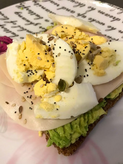 Una foto de Tosta de aguacate, pavo y huevo 🥚