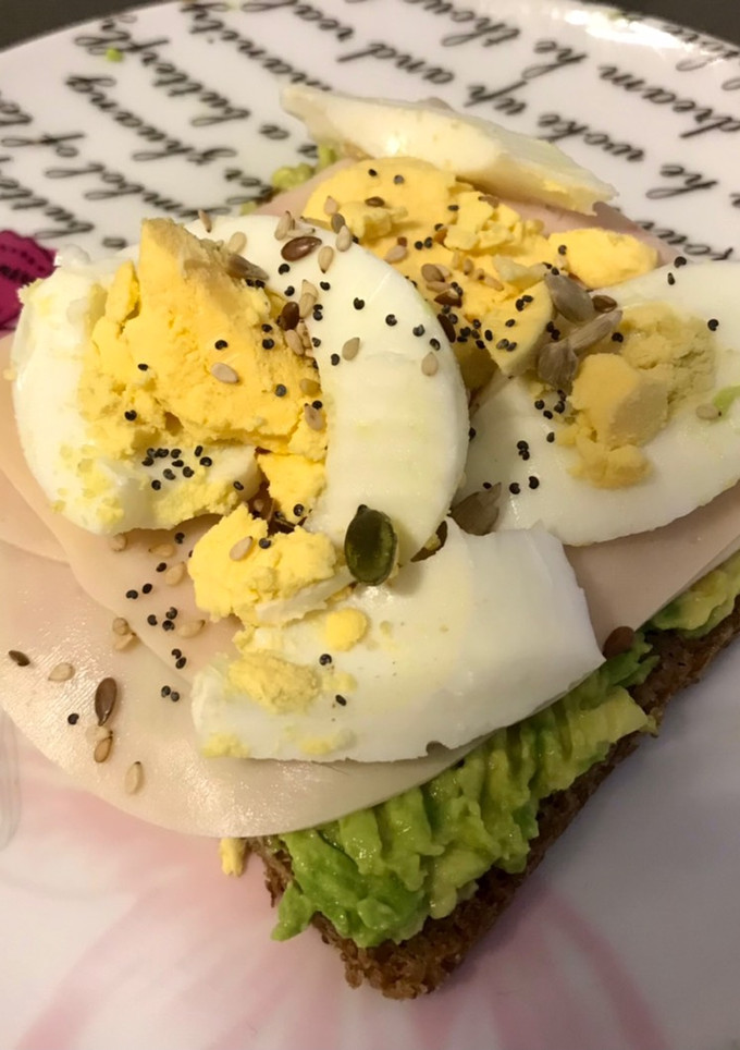 Una foto de Tosta de aguacate, pavo y huevo 🥚