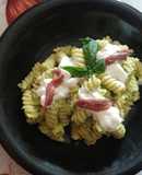 Fusilli con crema di zucchine, acciughe e stracciatella