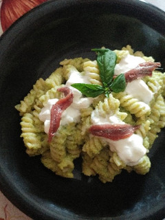 Foto di Fusilli con crema di zucchine, acciughe e stracciatella