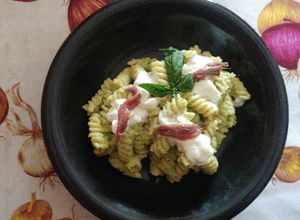 Foto di Fusilli con crema di zucchine, acciughe e stracciatella