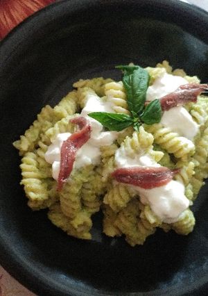 Foto di Fusilli con crema di zucchine, acciughe e stracciatella