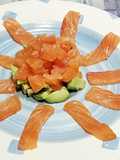 Sashimi de salmón y aguacate con doble soja