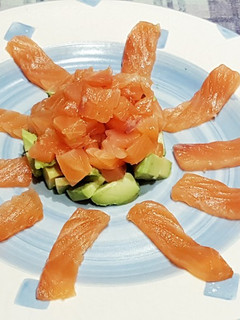 Una foto de Sashimi de salmón y aguacate con doble soja