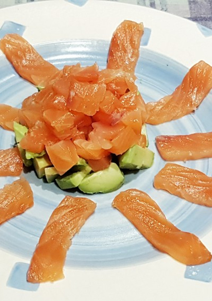 Una foto de Sashimi de salmón y aguacate con doble soja
