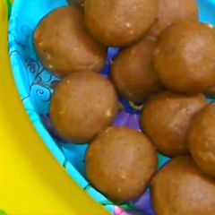 A picture of Singhare ke ate ke ladoo.