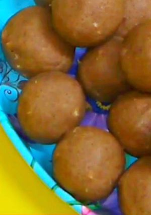 A picture of Singhare ke ate ke ladoo.