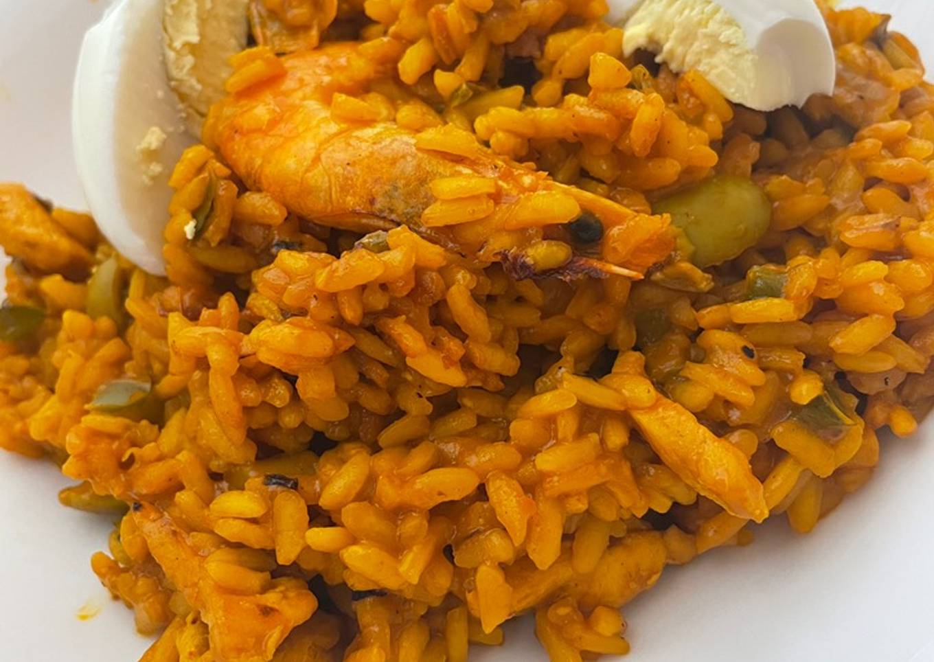 Paella mixta de carne, langostinos y champiñones