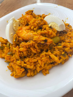 Una foto de Paella mixta de carne, langostinos y champiñones