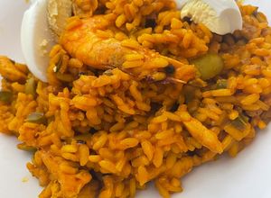 Foto principal de Paella Mixta de Carne, Langostinos y Champiñones Riquísima