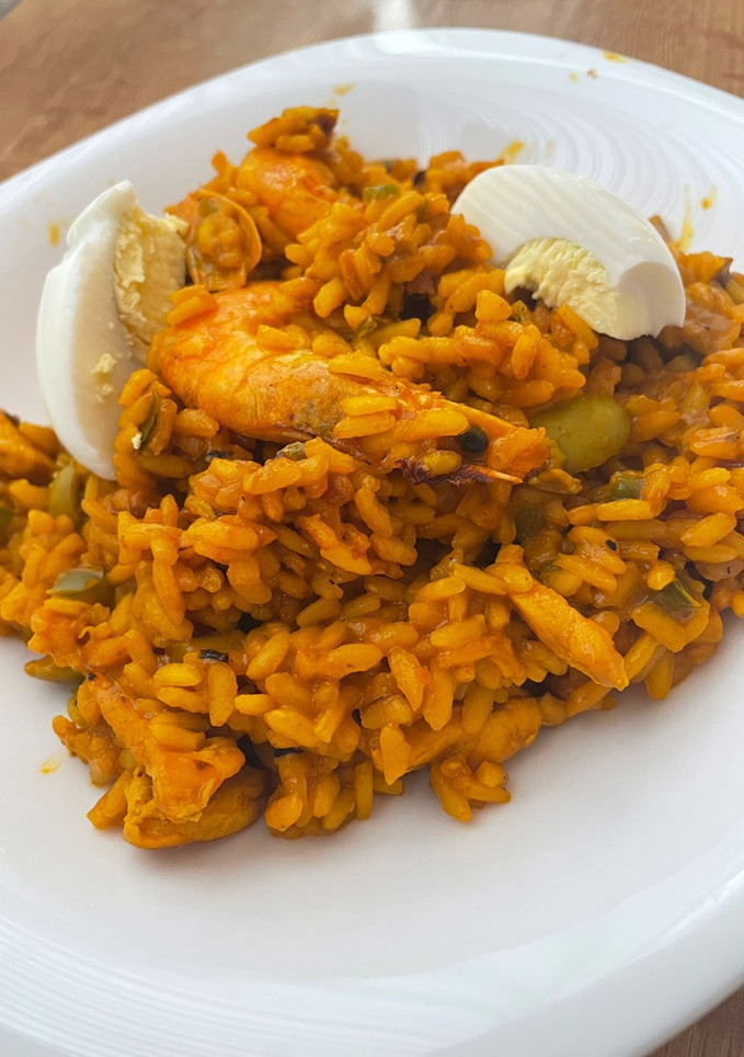 Una foto de Paella mixta de carne, langostinos y champiñones