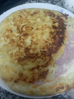 Una foto de Tortilla de patata rellena