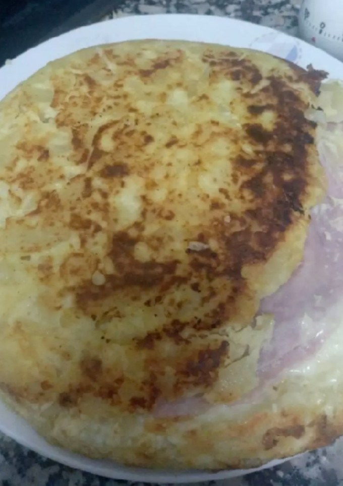 Una foto de Tortilla de patata rellena