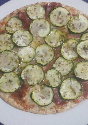 Una foto de Pizza de calabacín y jamón cocido