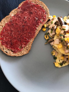Una foto de Tortilla de huevo acompañada de maíz y champiñones