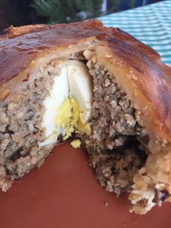 Una foto de Scotch egg pie-Pastel de huevo escocés