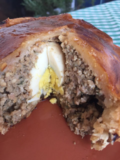 Una foto de Scotch egg pie-Pastel de huevo escocés