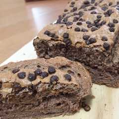 Una foto de Bizcocho de avena con cacao puro y chips de choco