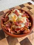 Nido de patatas paja con huevos de codorniz y crujiente de jamón