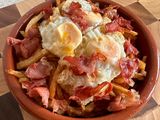 Nido de patatas paja con huevos de codorniz y crujiente de jamón