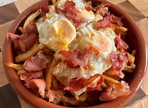 Foto principal de Nido de patatas paja con huevos de codorniz y crujiente de jamón