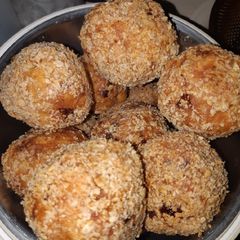 A picture of Crispy Yam Balls.
