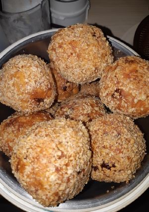 A picture of Crispy Yam Balls.