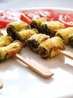 Foto di Spiedini di zucchine impanate cotti in friggitrice ad aria