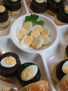 Una foto de Montaditos de morcillas de Burgos con huevos de codorniz
