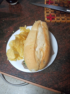 Una foto de Bocadillo de bistec a la plancha con ensalada, aguacate y alioli