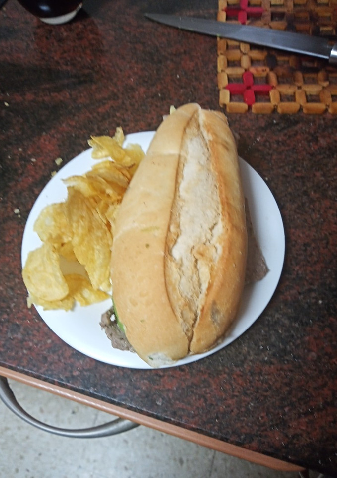 Una foto de Bocadillo de bistec a la plancha con ensalada, aguacate y alioli