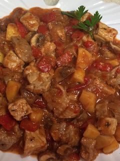 Una foto de Cabeza de lomo de cerdo al chilindrón con champiñones