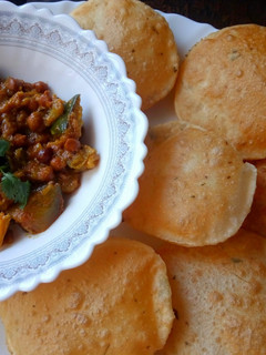 क्रिस्पी मैदा पूरी (Crispy maida puri recipe in Hindi) रेसिपी मुख्य फोटो